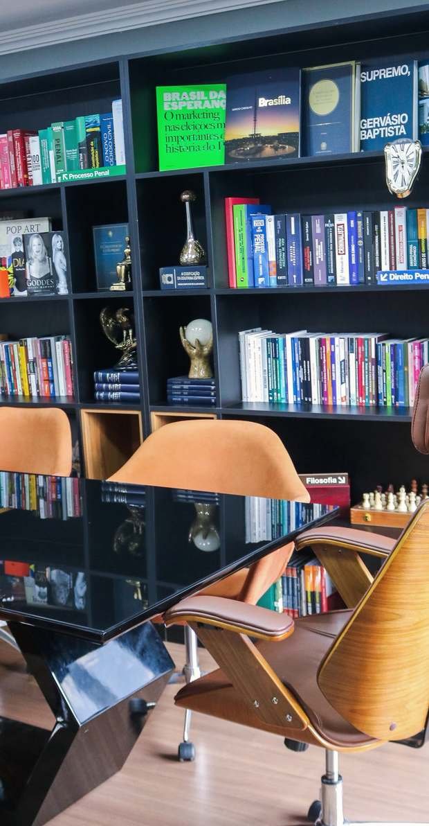 Estante e mesa de reunião do escritório